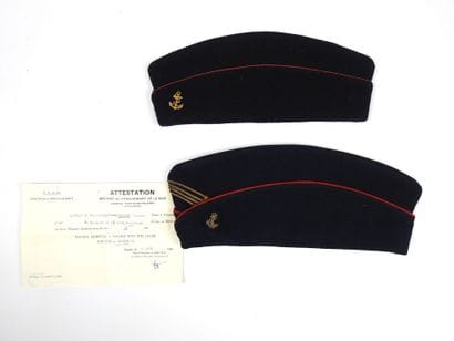 COIFFURES. Ensemble de 2 bonnets de police...