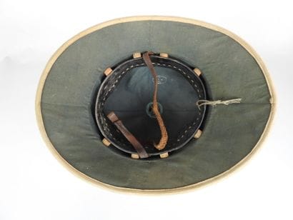 COIFFURES. Casque modèle 1931 en liège recouvert...