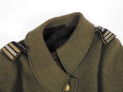 UNIFORMES. Manteau trois-quarts appelé 