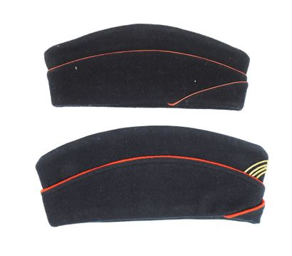 COIFFURES. Ensemble de 2 bonnets de police...