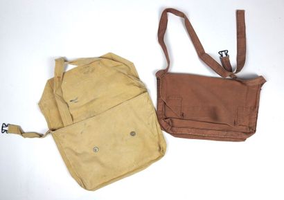 EQUIPEMENTS. Lot de 2 musettes réglementaires...