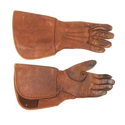 EQUIPEMENTS. Paire de gants à crispin en...