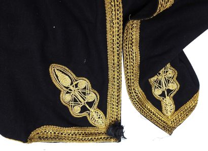 UNIFORMES. Burnous en drap de laine noir...