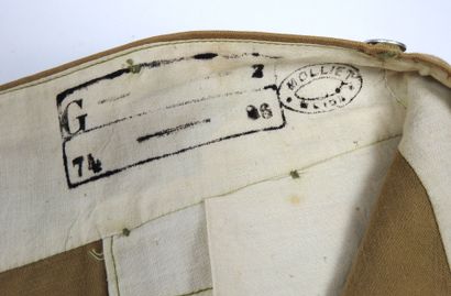 UNIFORMES. Tenue composée d'un paletot modèle...