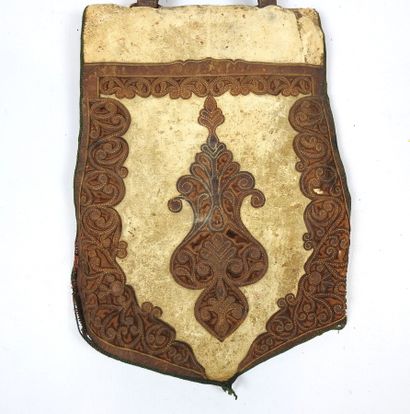 EQUIPEMENTS. Sabretache de Spahis en cuir...