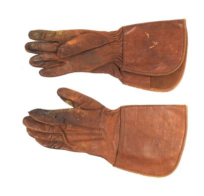 EQUIPEMENTS. Paire de gants à crispin en...