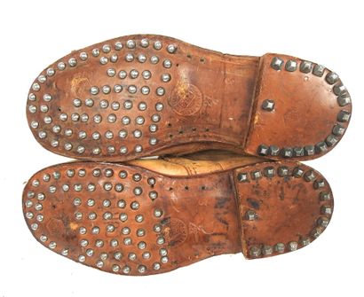 EQUIPEMENTS. Paire de brodequins modèle 1917...