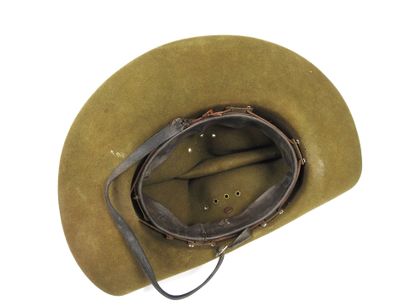 COIFFURES. Chapeau britannique 