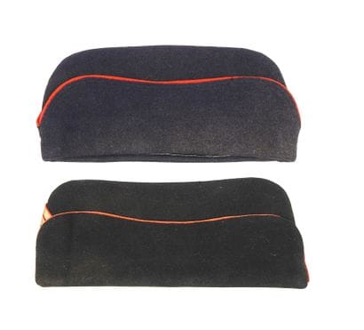 COIFFURES. Ensemble de 2 bonnets de police...