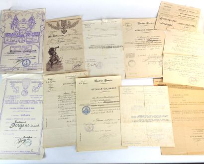 DOCUMENTS. Ensemble de citations et de diplômes...