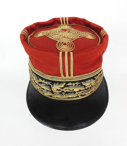 COIFFURES. Képi de forme foulard de général...
