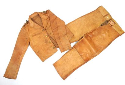UNIFORMES. Tenue en cuir de mouton fauve...