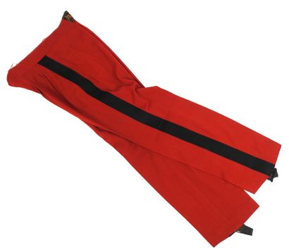 UNIFORMES. Pantalon droit réalisé dans une...