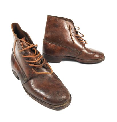 EQUIPEMENTS. Paire de brodequins modèle 1917...