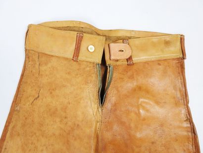 UNIFORMES. Tenue en cuir de mouton fauve...