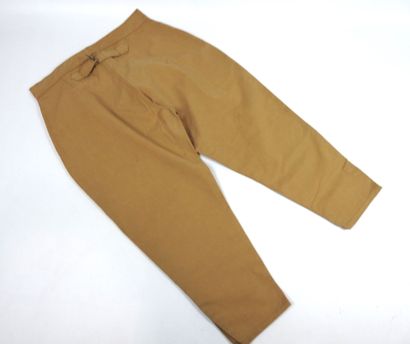 UNIFORMES. Pantalon-culotte pour le personnel...