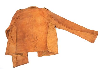 UNIFORMES. Tenue en cuir de mouton fauve...