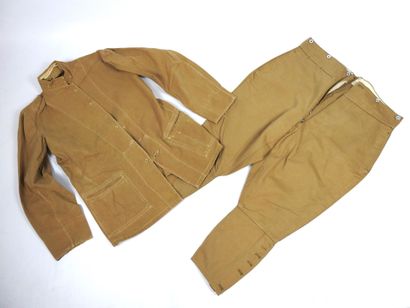UNIFORMES. Tenue composée d'un paletot modèle...