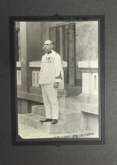 UNIFORMES. Ensemble de pièces d'uniformes...