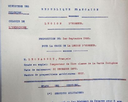 UNIFORMES. Ensemble de pièces d'uniformes...