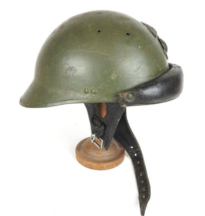 COIFFURES. Casque modèle 35 en acier peint...