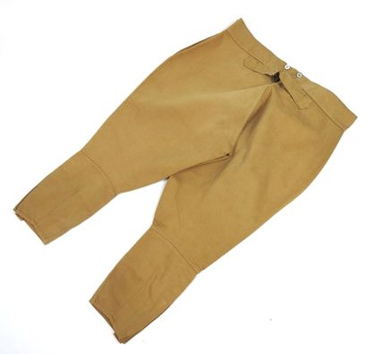 UNIFORMES. Tenue composée d'un paletot modèle...