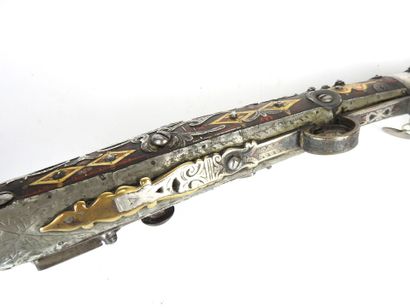 AFRIQUE du NORD. Fusil à monture en noyer...
