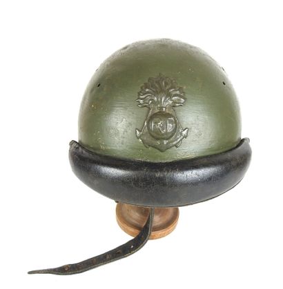 COIFFURES. Casque modèle 35 en acier peint...
