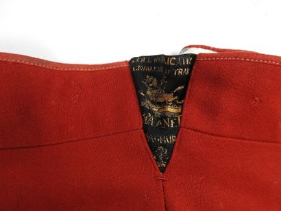 UNIFORMES. Pantalon droit réalisé dans une...