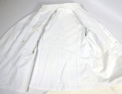 UNIFORMES. Tenue de toile blanche composée...
