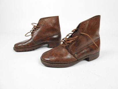 EQUIPEMENTS. Paire de brodequins modèle 1917...