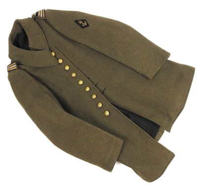 UNIFORMES. Manteau trois-quarts appelé 