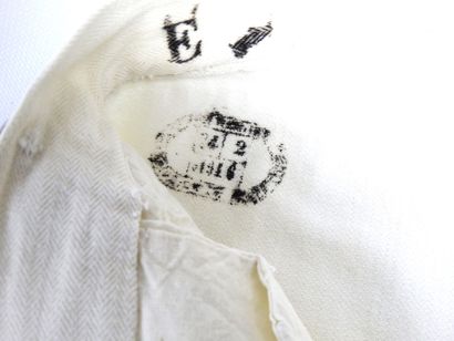 UNIFORMES. Tenue de toile blanche composée...