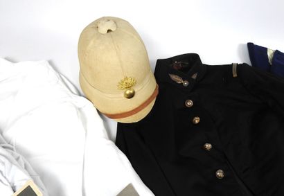 UNIFORMES. Ensemble de pièces d'uniformes...