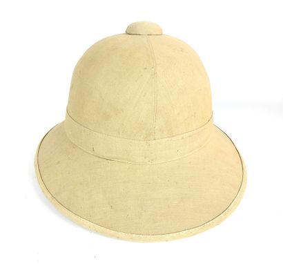 COIFFURES. Casque modèle 1931 en liège recouvert...