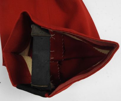 UNIFORMES. Pantalon droit réalisé dans une...