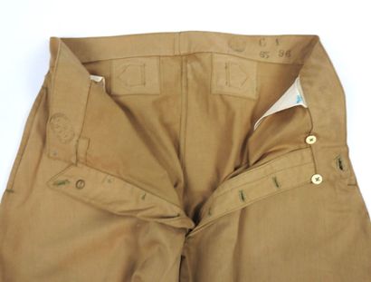 UNIFORMES. Pantalon-culotte pour le personnel...