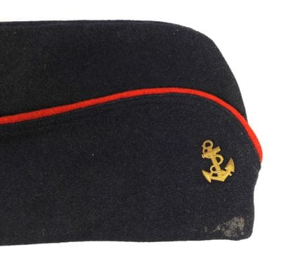 COIFFURES. Ensemble de 2 bonnets de police...