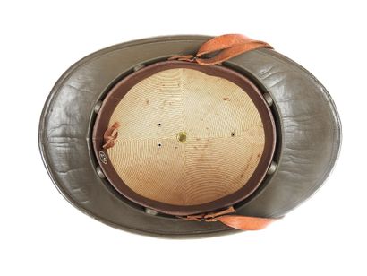 COIFFURES. Casque Adrian type 1915 du commerce...