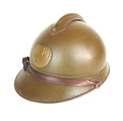 COIFFURES. Casque Adrian modèle 1915 en acier...
