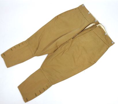 UNIFORMES. Tenue composée d'un paletot modèle...