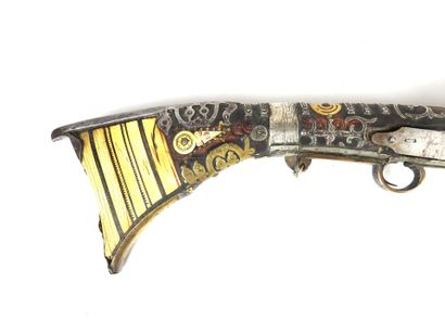 AFRIQUE du NORD. Fusil à monture en noyer...