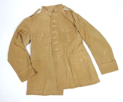UNIFORMES. Tenue composée d'un paletot modèle...