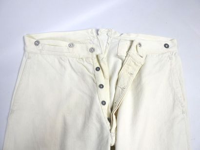 UNIFORMES. Tenue de toile blanche composée...