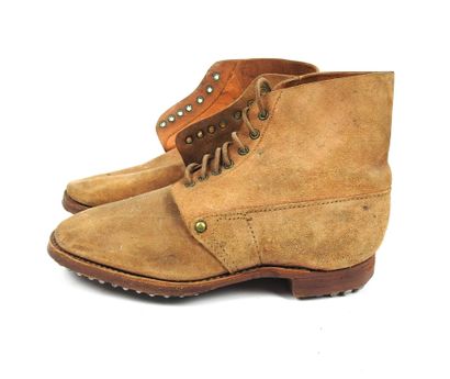 EQUIPEMENTS. Paire de brodequins modèle 1917...