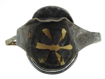 COIFFURES. Casque modèle 1933 modifié des...