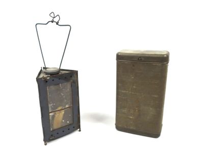 EQUIPEMENTS. Lot constitué d'une lampe de...
