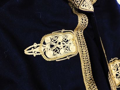 UNIFORMES. Burnous en drap de laine noir...