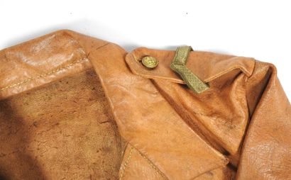 UNIFORMES. Tenue en cuir de mouton fauve...