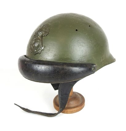 COIFFURES. Casque modèle 35 en acier peint...